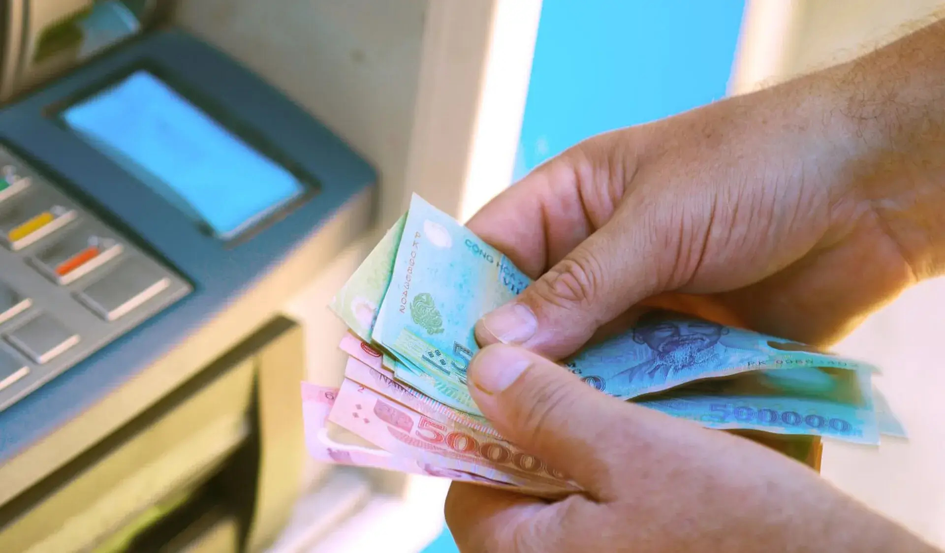 Trường hợp bị phong tỏa tài khoản ngân hàng, phạt tới 500 triệu khi nhận và chuyển tiền- Ảnh 1.