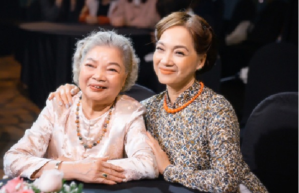 Nữ NSƯT 88 tuổi bảo con gái là NSND: "Con ơi, khó sống quá. Mẹ sợ quá!"- Ảnh 1.