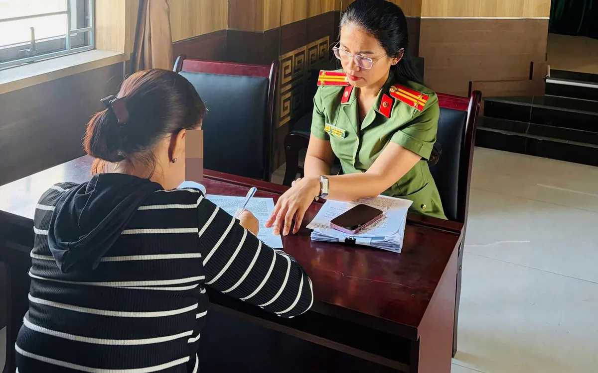 Công an làm việc với một người bán tài khoản ngân hàng