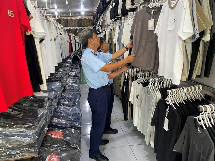 Tiếp tục bắt hàng giả tại trung tâm Saigon Square và chợ Bến Thành- Ảnh 5.