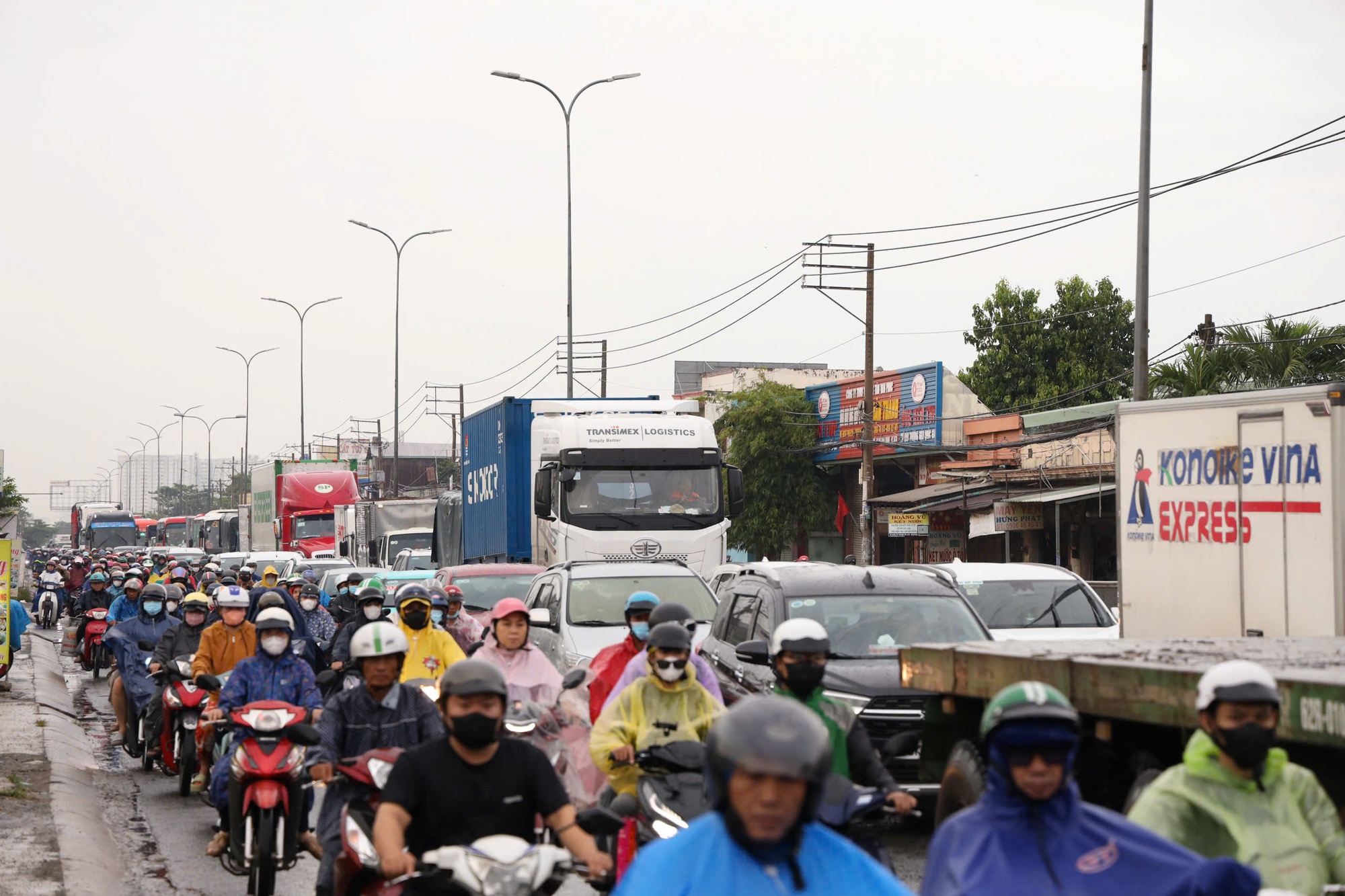 Sở Xây dựng TPHCM đề xuất cấm xe tải vào nội đô 16 giờ/ngày - Ảnh 1.