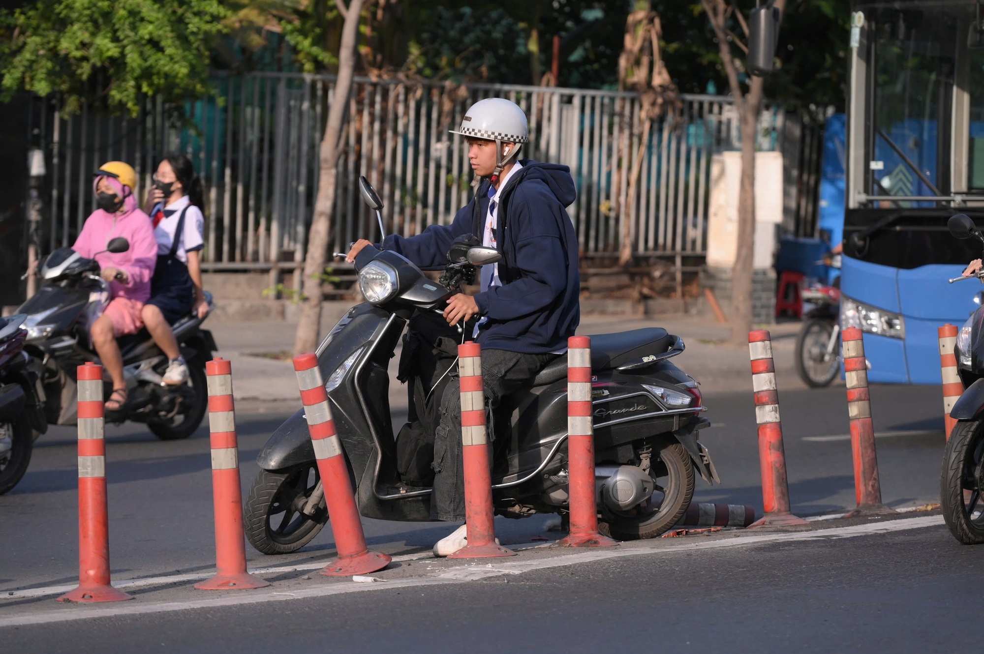 Nỗ lực điều tiết giao thông trước ngày phân luồng đảo chiều - Ảnh 6.