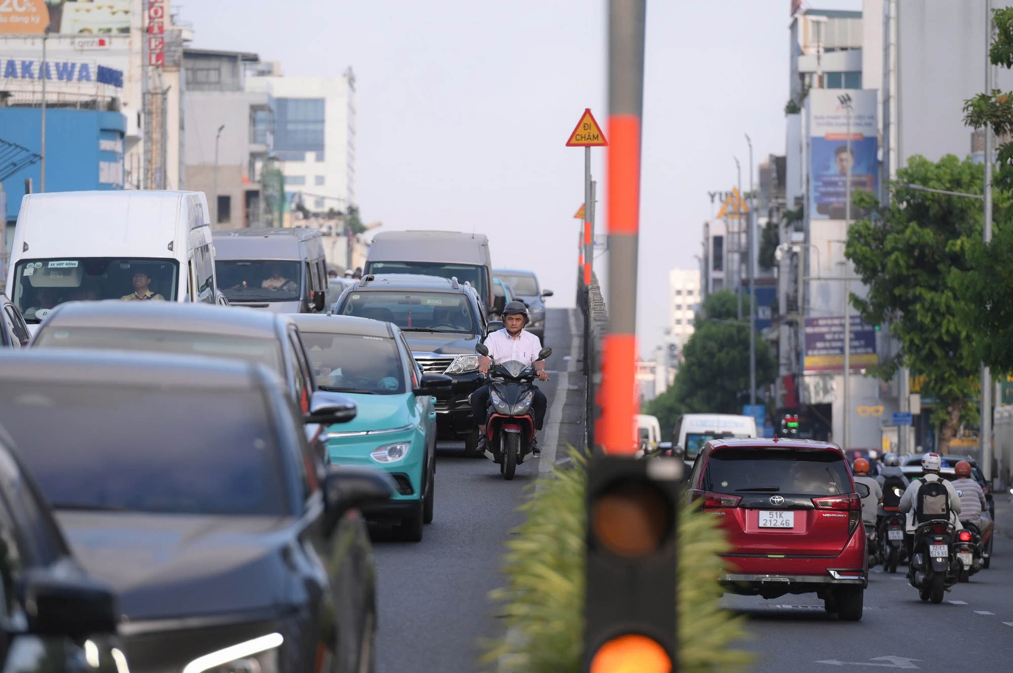 Nỗ lực điều tiết giao thông trước ngày phân luồng đảo chiều - Ảnh 4.