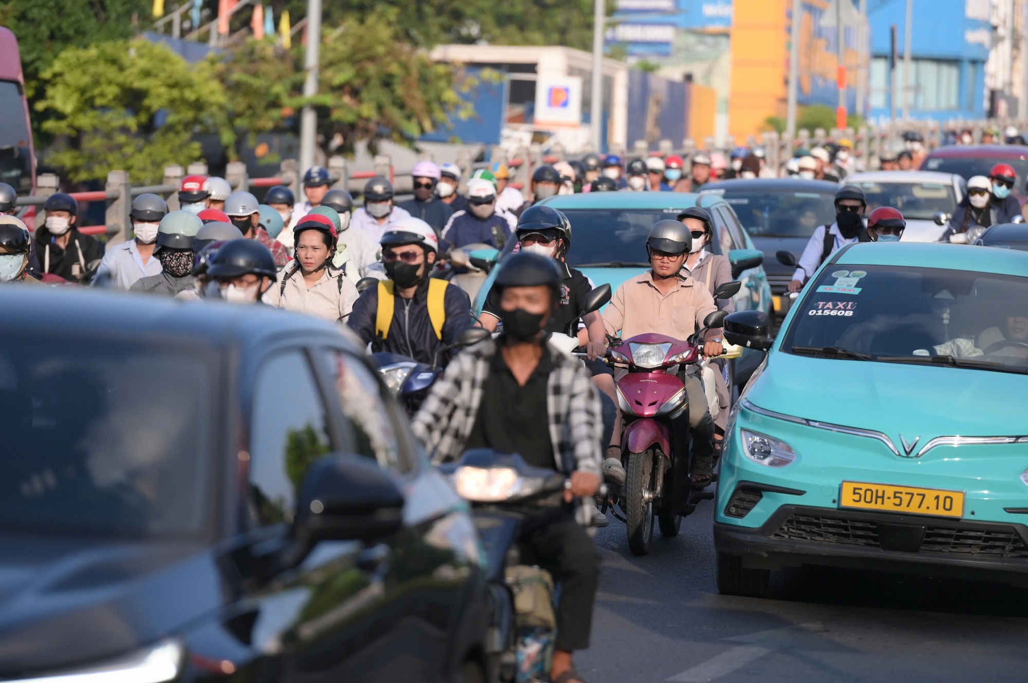 Nỗ lực điều tiết giao thông trước ngày phân luồng đảo chiều - Ảnh 5.