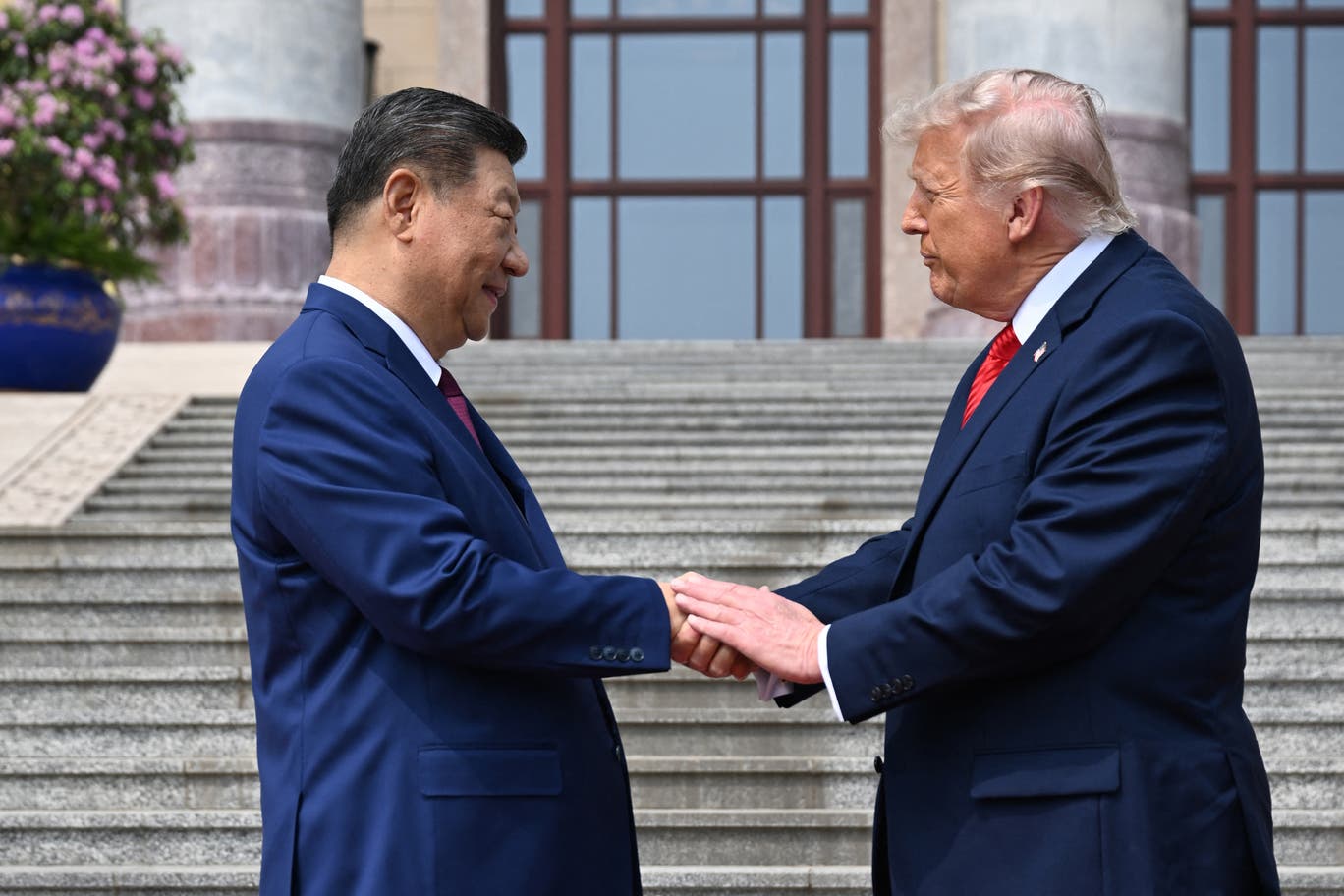 10 giây, 5 cú vỗ của ông Trump khi bắt tay ông Tập: Giải mã thông điệp ẩn - Ảnh 3.