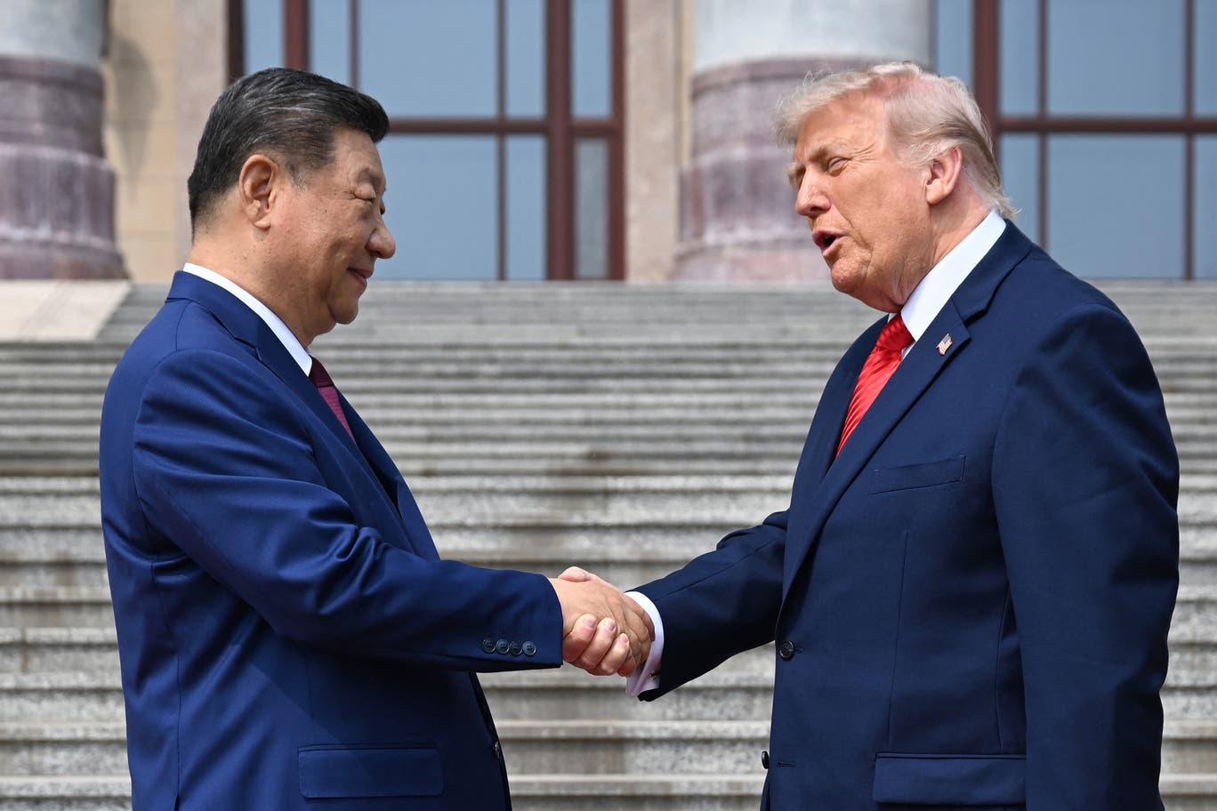 10 giây, 5 cú vỗ của ông Trump khi bắt tay ông Tập: Giải mã thông điệp ẩn - Ảnh 2.
