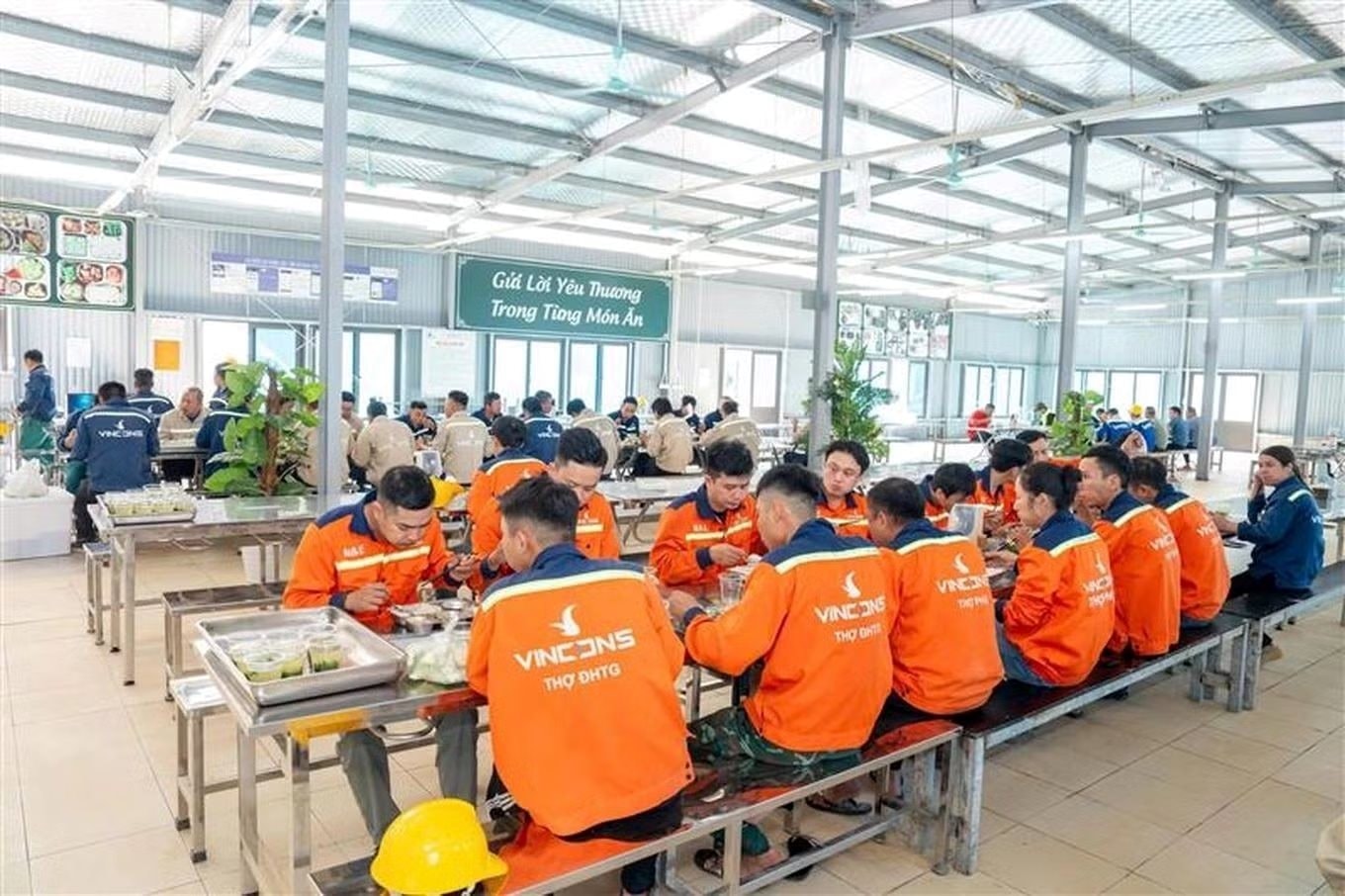 Nóng: Vingroup tuyển dụng 20.000 lao động giai đoạn 1 cho Khu đô thị Thể thao Quốc tế Hà Nội- Ảnh 1.