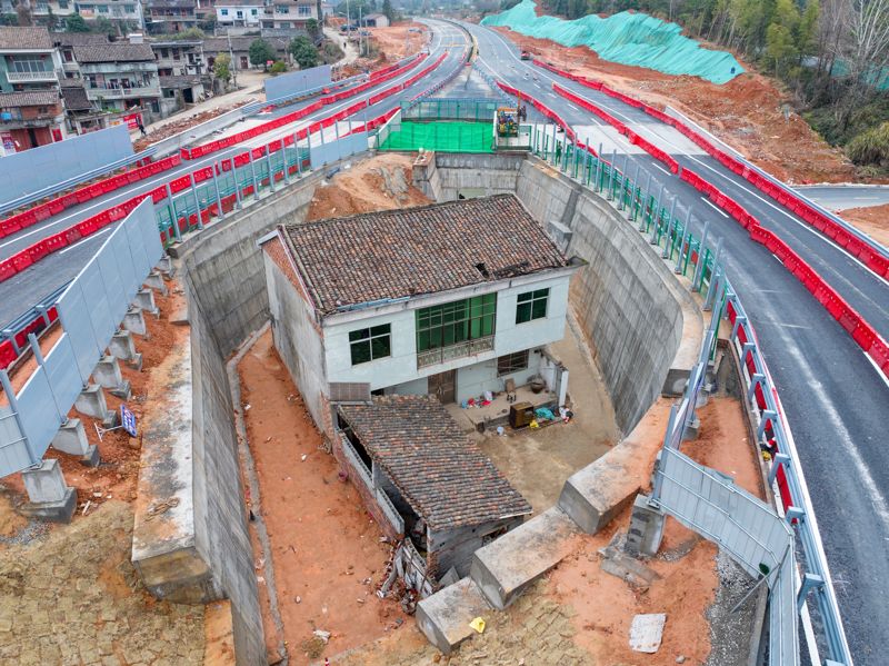 Từ chối nhận 6 tỷ đồng đền bù, gia chủ quyết không di dời khiến cao tốc phải tách đôi: 6 năm chịu trận tiếng ồn, đi lại khó khăn- Ảnh 1.