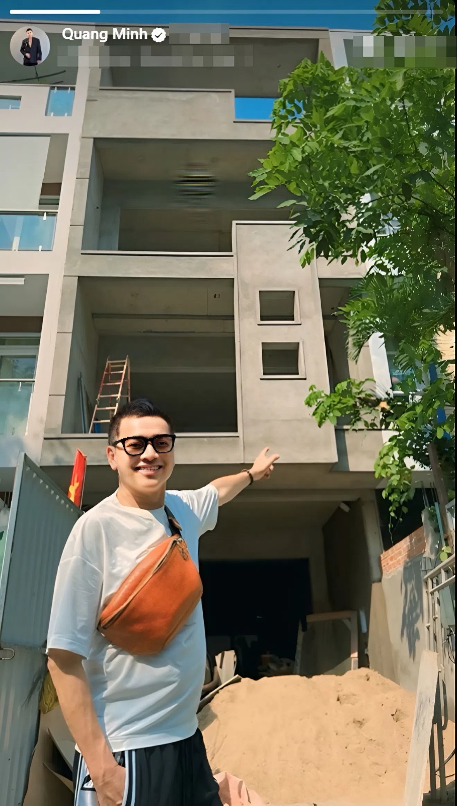 Nam nghệ sĩ U70 khoe nhà phố 4 tầng xây tặng mẹ đơn thân kém 37 tuổi- Ảnh 1.