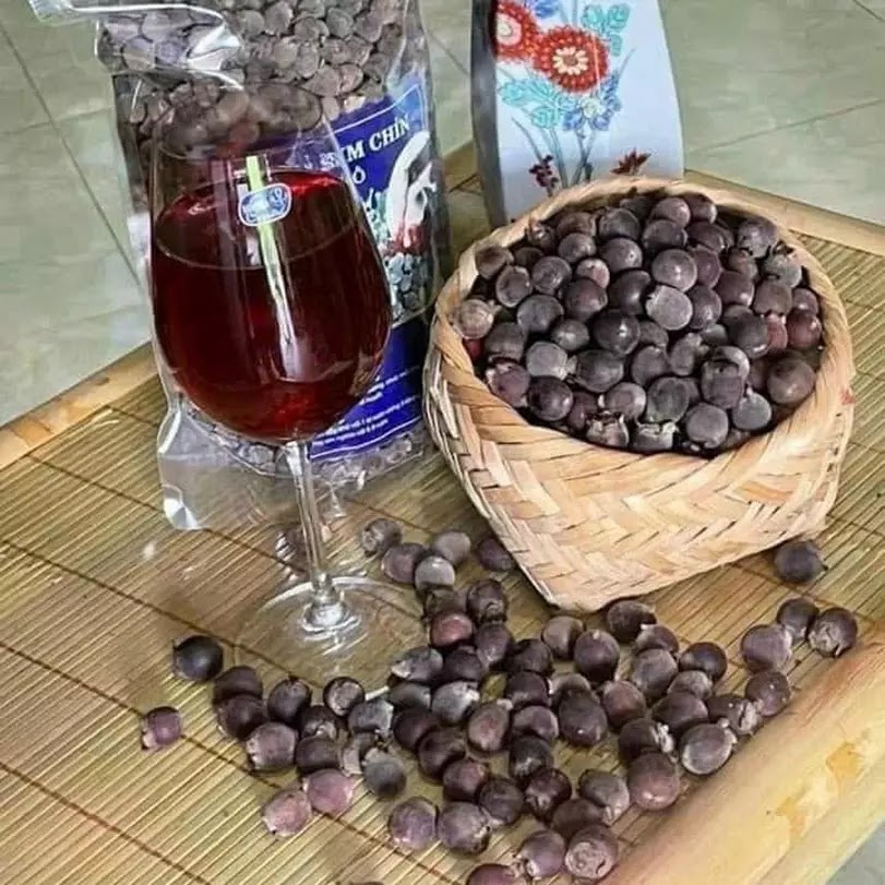 Từng rụng đầy gốc không ai nhặt, thứ quả rừng 'tím lịm' bất ngờ thành đặc sản 130.000 đồng/kg - Ảnh 2.