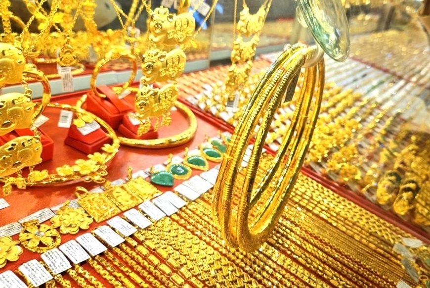 Giá vàng SJC, vàng nhẫn trơn sáng 15/5: Giảm 1 triệu đồng/lượng, chênh lệch mua - bán tới 4 triệu đồng/lượng 10 f0aea2155f714ebb82192256accb1db8 82199 1778812300499 17788123012861997182273