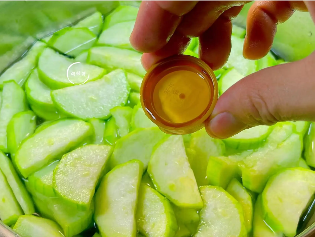 Món ăn này chỉ cần xào một cách đơn giản là hoàn thành và cả gia đình sẽ cùng ăn sạch đĩa- Ảnh 2.