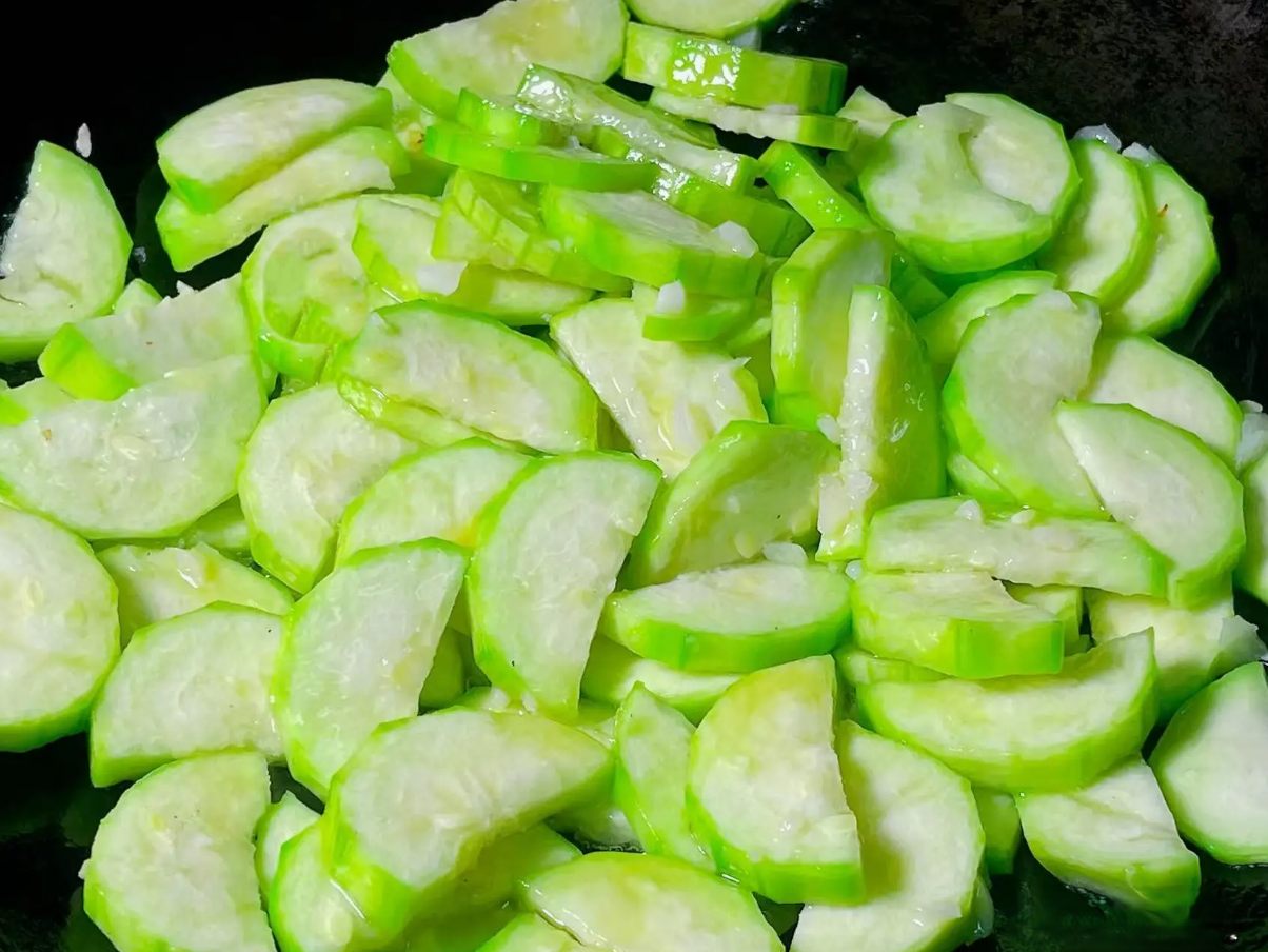 Món ăn này chỉ cần xào một cách đơn giản là hoàn thành và cả gia đình sẽ cùng ăn sạch đĩa- Ảnh 6.