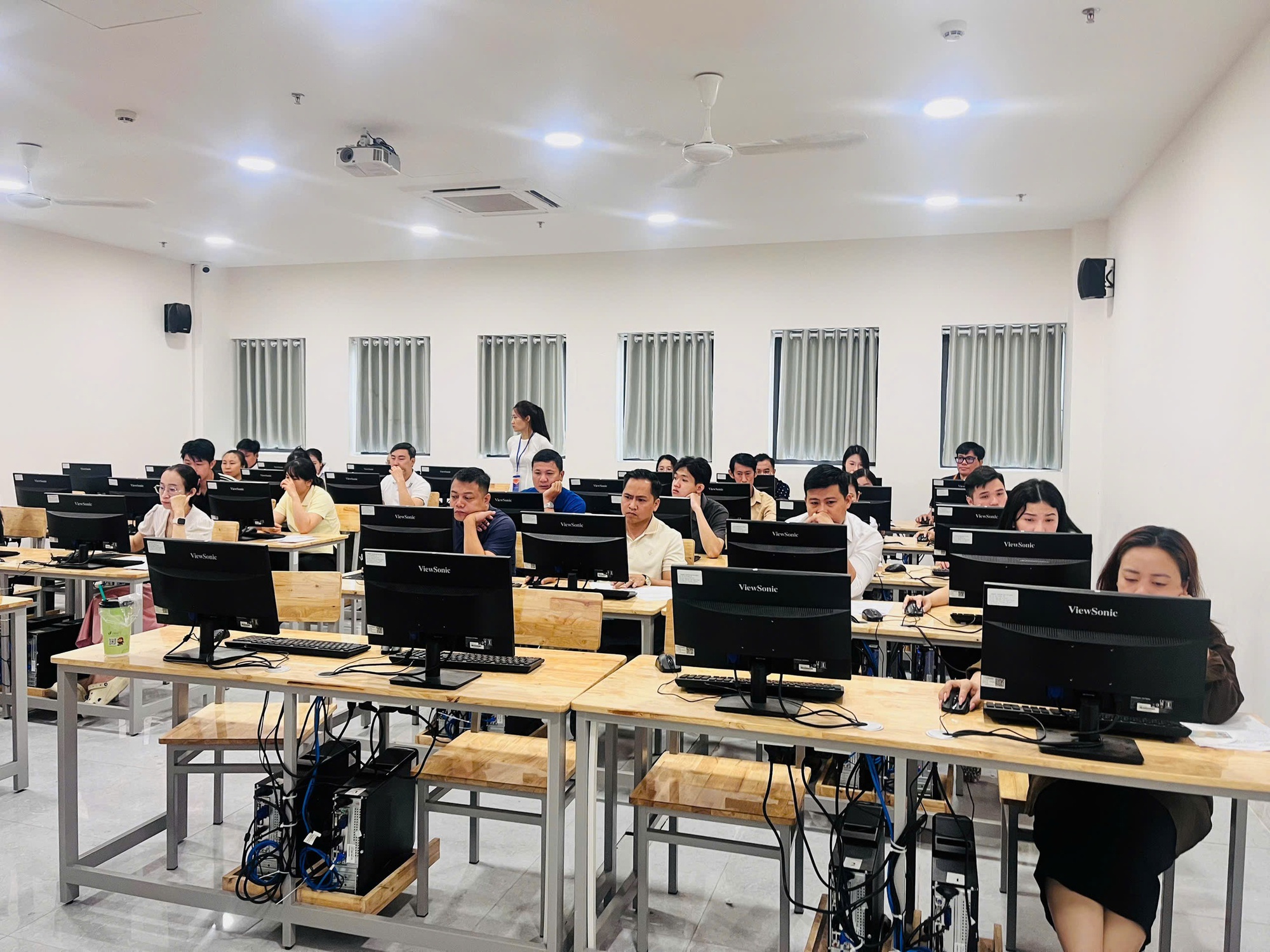 Kỷ lục hơn 6.000 người thi cấp chứng chỉ môi giới bất động sản - Ảnh 3.