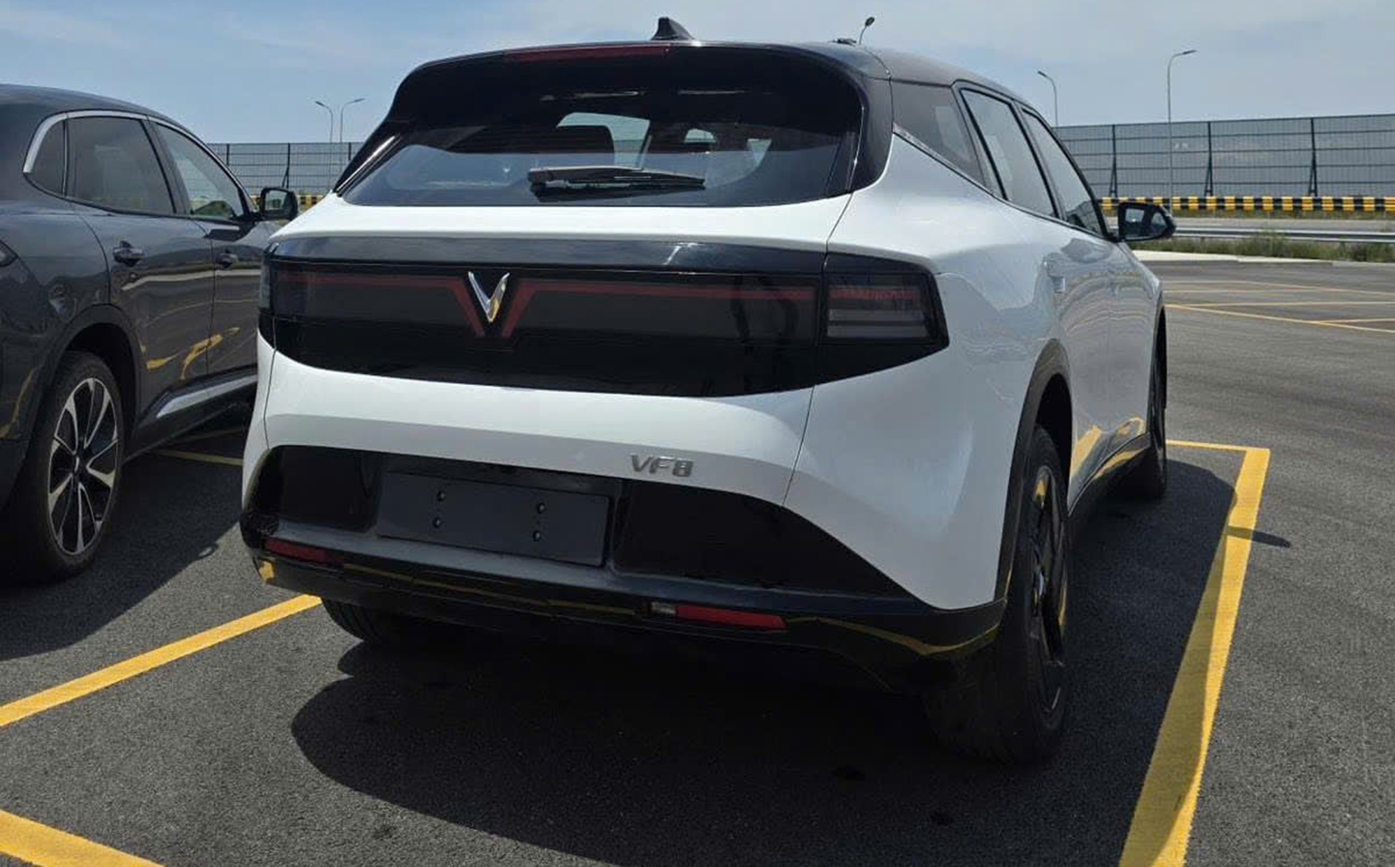 VinFast chốt ra mắt SUV mới tháng này: Dễ là VF 8 đời mới với thay đổi lớn từ ngoài vào trong- Ảnh 6.