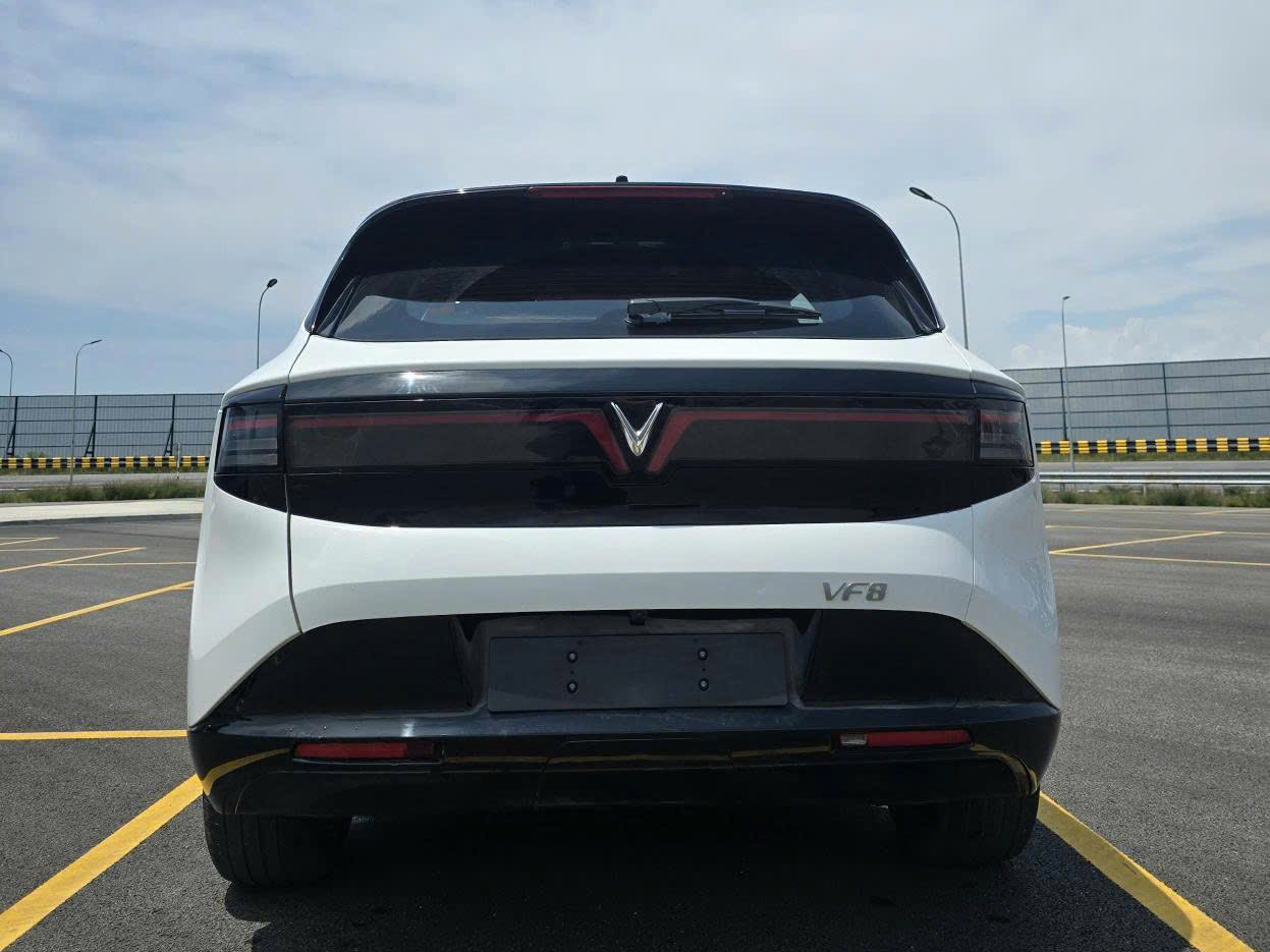 VinFast chốt ra mắt SUV mới tháng này: Dễ là VF 8 đời mới với thay đổi lớn từ ngoài vào trong- Ảnh 5.