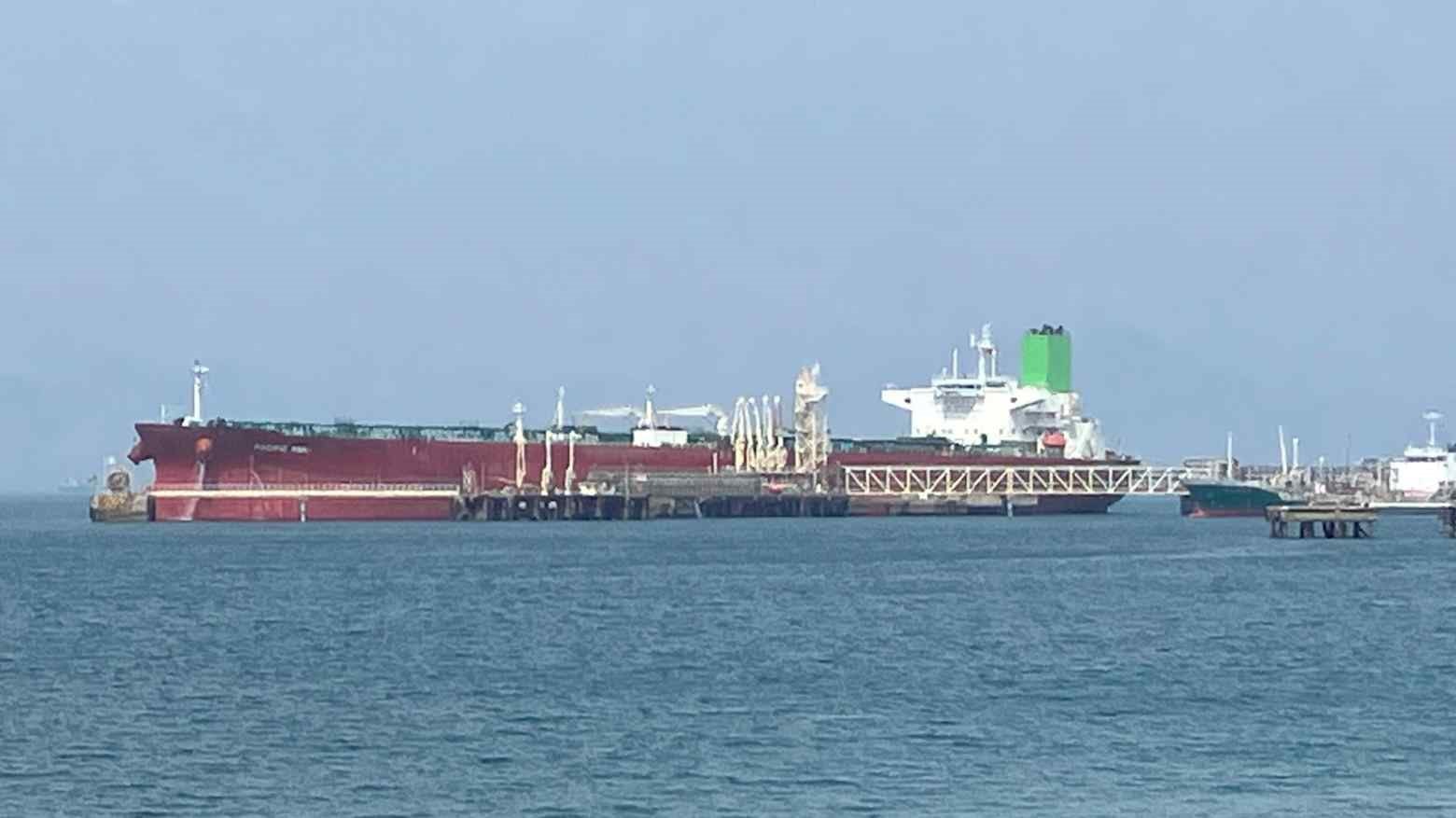 Dầu Mỹ quá đắt, nền kinh tế 4.500 tỷ USD 'quay lại' với dầu Trung Đông nhưng chọn cách vận chuyển 'độc lạ' chưa từng thấy - Ảnh 1.