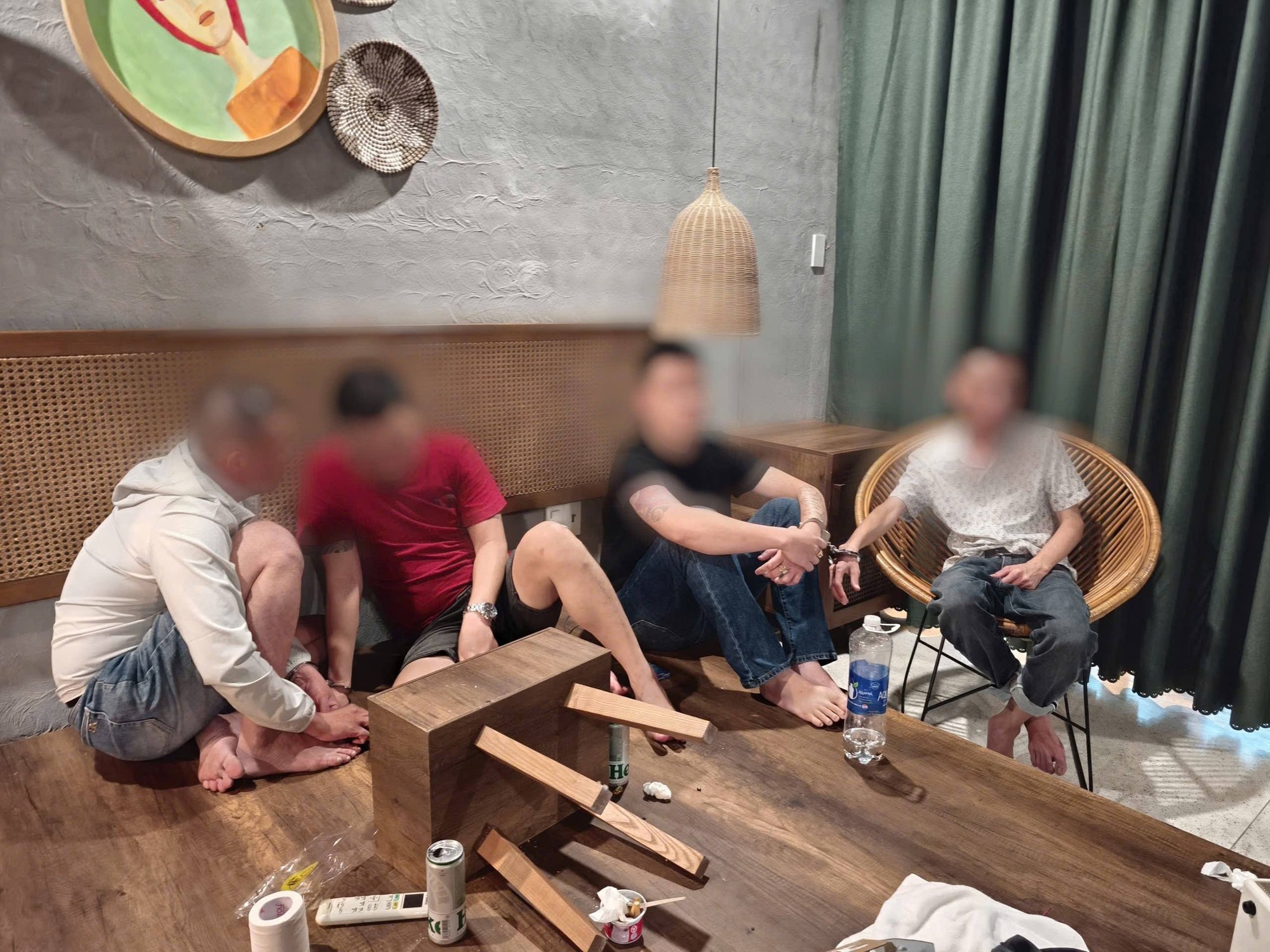 Đột kích biệt thự nghỉ dưỡng lúc 6h sáng, phát hiện nhóm nam nữ tụ tập "bay lắc": Thu giữ nhiều loại ma túy gồm ketamine, "thuốc lắc", "nước vui",...- Ảnh 2.