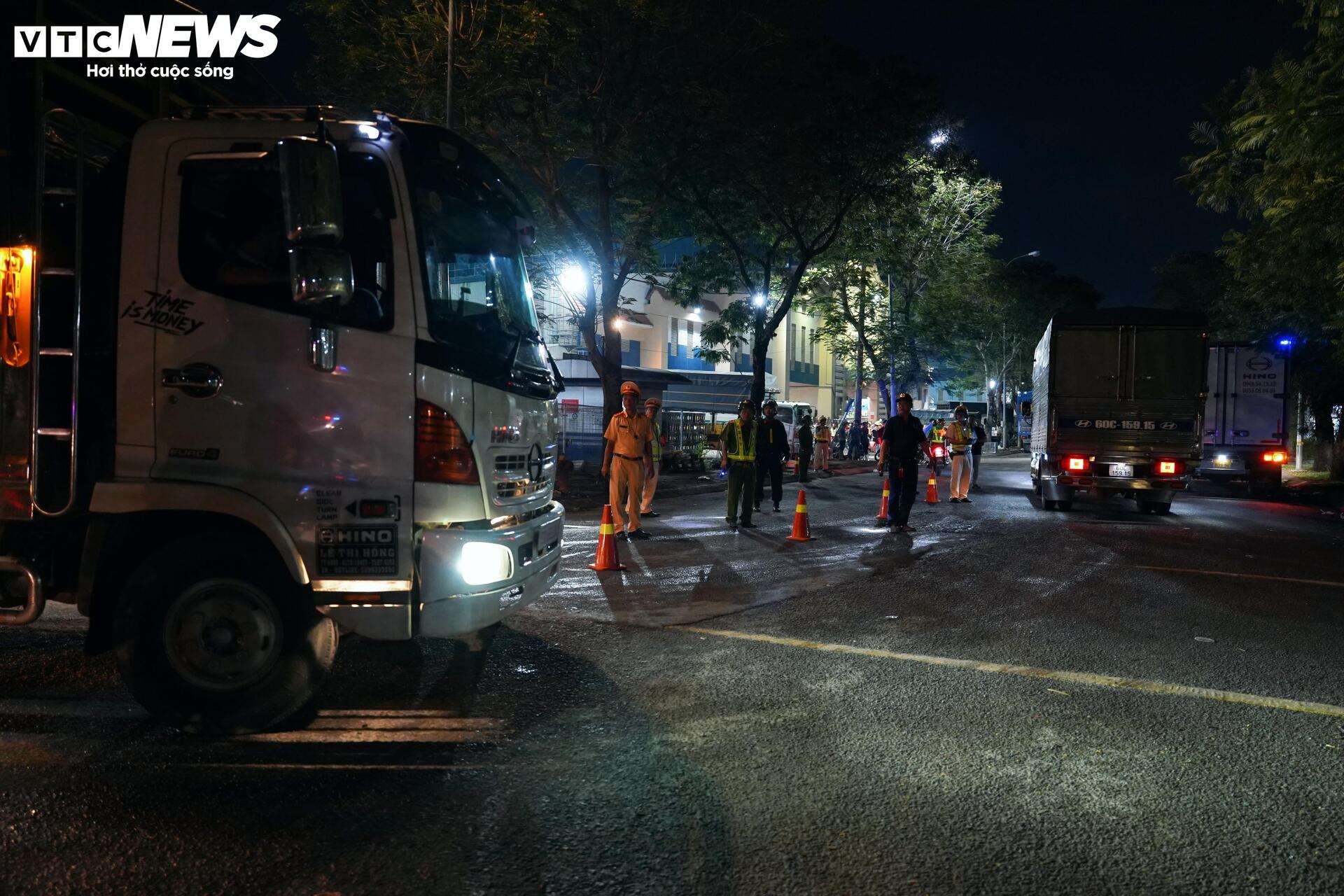 CSGT 'đột kích' chợ Bình Điền, phát hiện tài xế không GPLX, dương tính ma túy- Ảnh 1.