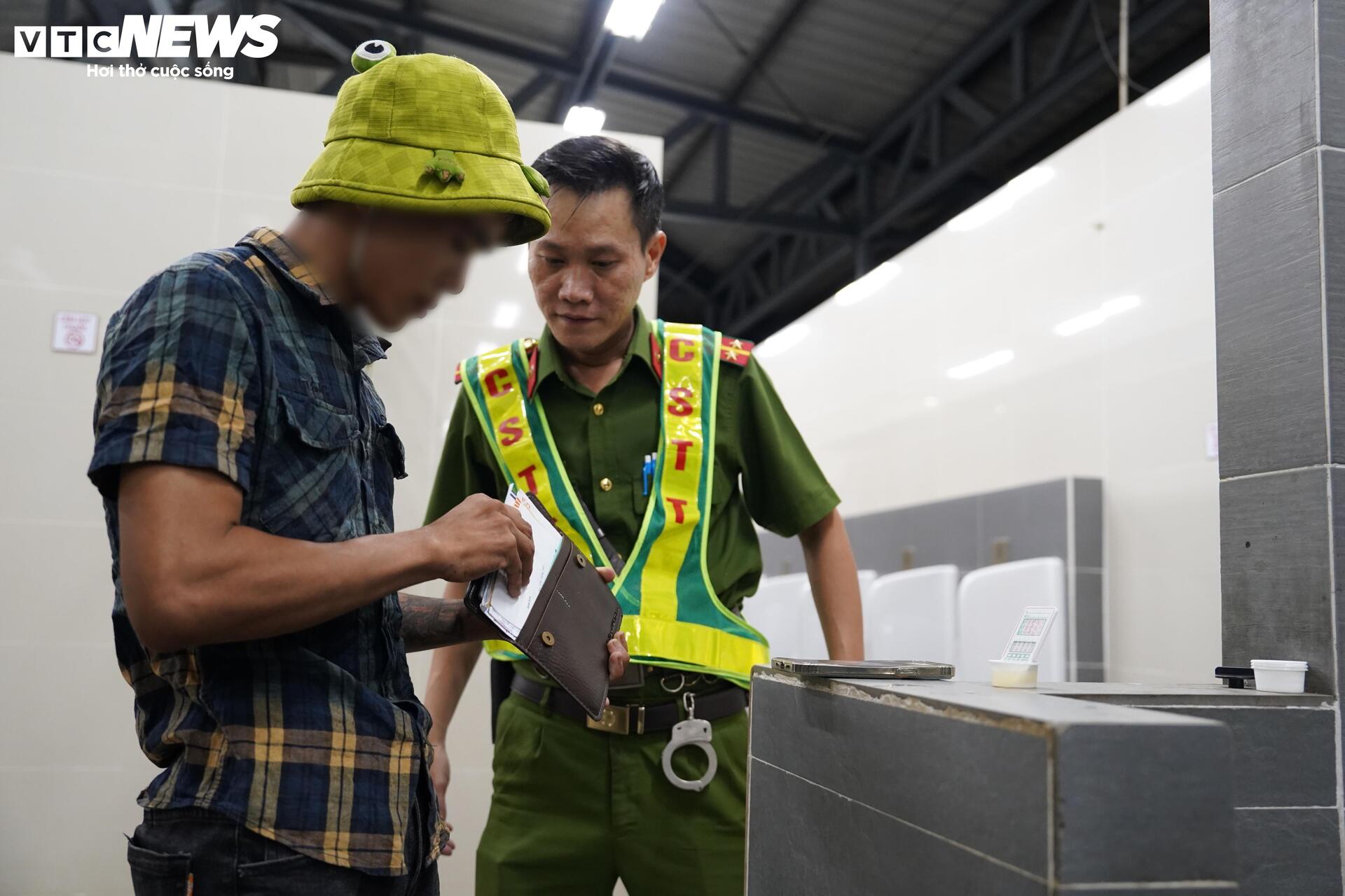 CSGT 'đột kích' chợ Bình Điền, phát hiện tài xế không GPLX, dương tính ma túy- Ảnh 13.