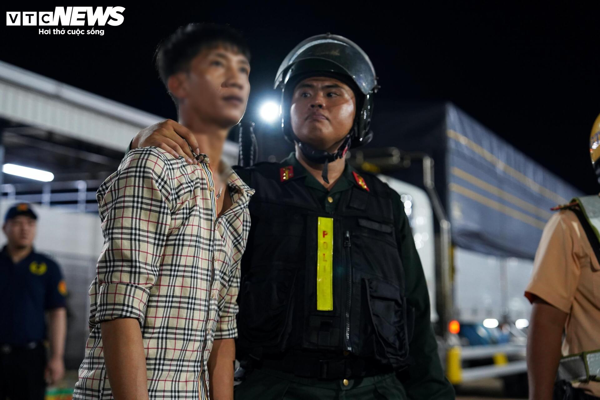 CSGT 'đột kích' chợ Bình Điền, phát hiện tài xế không GPLX, dương tính ma túy- Ảnh 15.