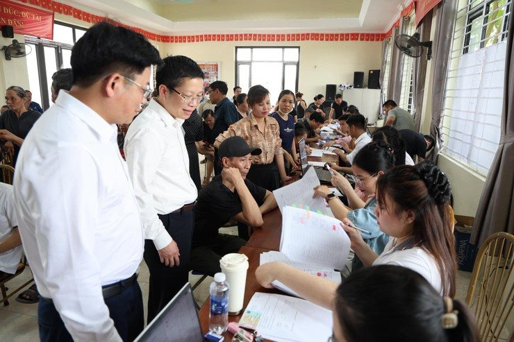 Hàng trăm hộ dân ở một xã Hà Nội ngồi chật kín nhà văn hóa nhận tiền đền bù đất tại siêu dự án 925.000 tỷ đồng có quy mô lớn nhất lịch sử Vingroup- Ảnh 1.