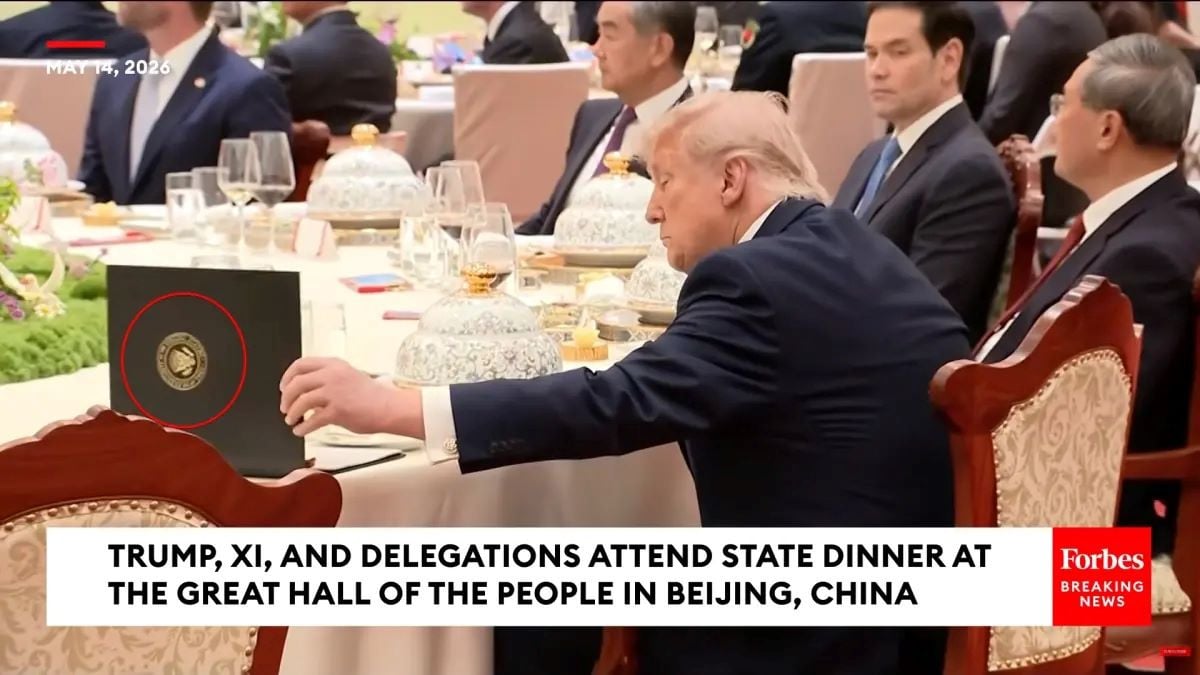 Thực hư clip ông Donald Trump "lật tài liệu của ông Tập Cận Bình" trong quốc yến - Ảnh 1.