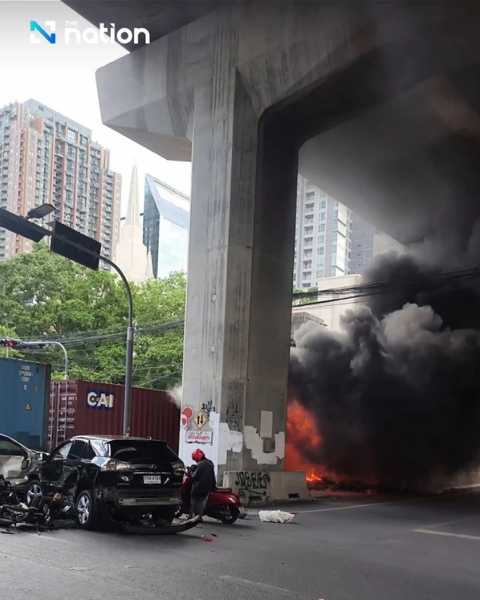 Bangkok: Ít nhất 8 người chết do tàu hàng tông xe buýt - Ảnh 1.
