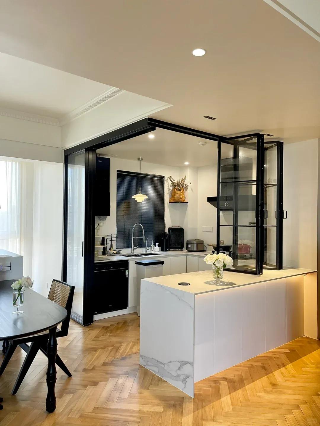 Bất chấp cả nhà phản đối, vợ chồng trẻ vẫn “đục tường” nhà bếp: Sau khi hoàn thiện, ai đến chơi cũng xin chụp lại thiết kế- Ảnh 2.