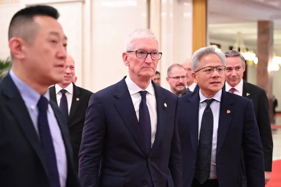 Đến Trung Quốc cùng ông Trump, CEO Nvidia Jensen Huang không quên làm một điều y hệt hồi thăm Việt Nam- Ảnh 3.