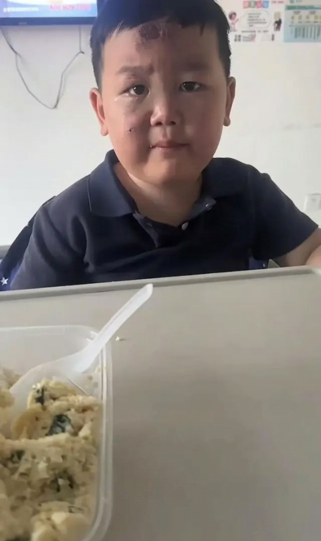 Bé trai 3 tuổi túc trực chăm mẹ sau tai nạn nghiêm trọng: Mặc dù chính bé bị nhiều vết thương đau đớn nhưng vẫn theo sát mẹ không rời- Ảnh 3.