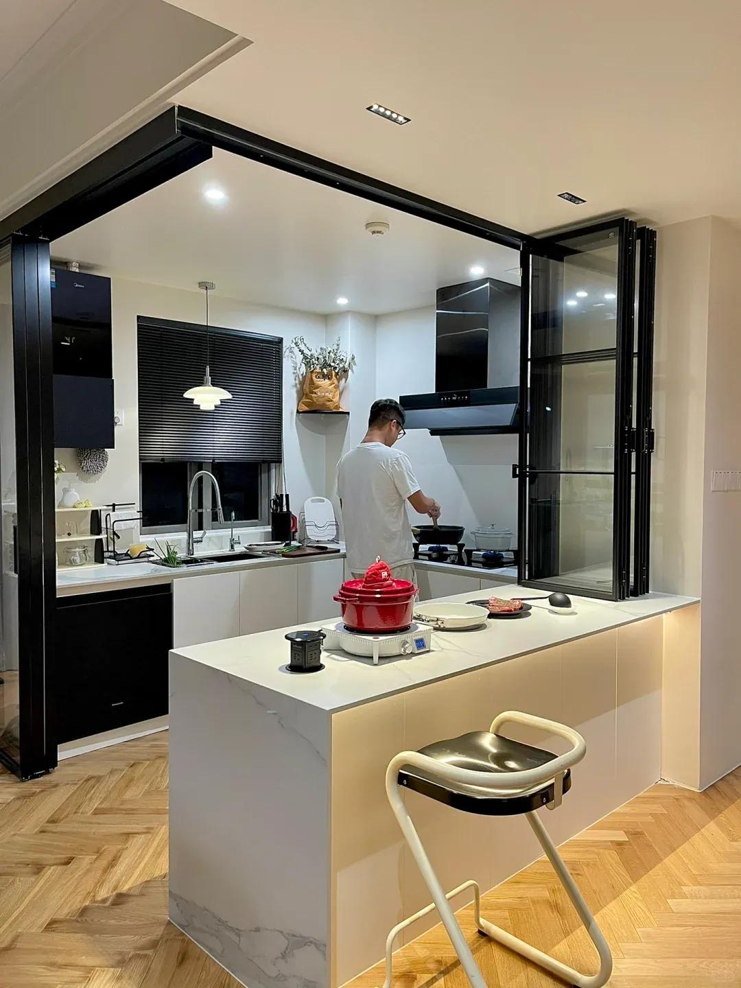 Bất chấp cả nhà phản đối, vợ chồng trẻ vẫn “đục tường” nhà bếp: Sau khi hoàn thiện, ai đến chơi cũng xin chụp lại thiết kế- Ảnh 4.