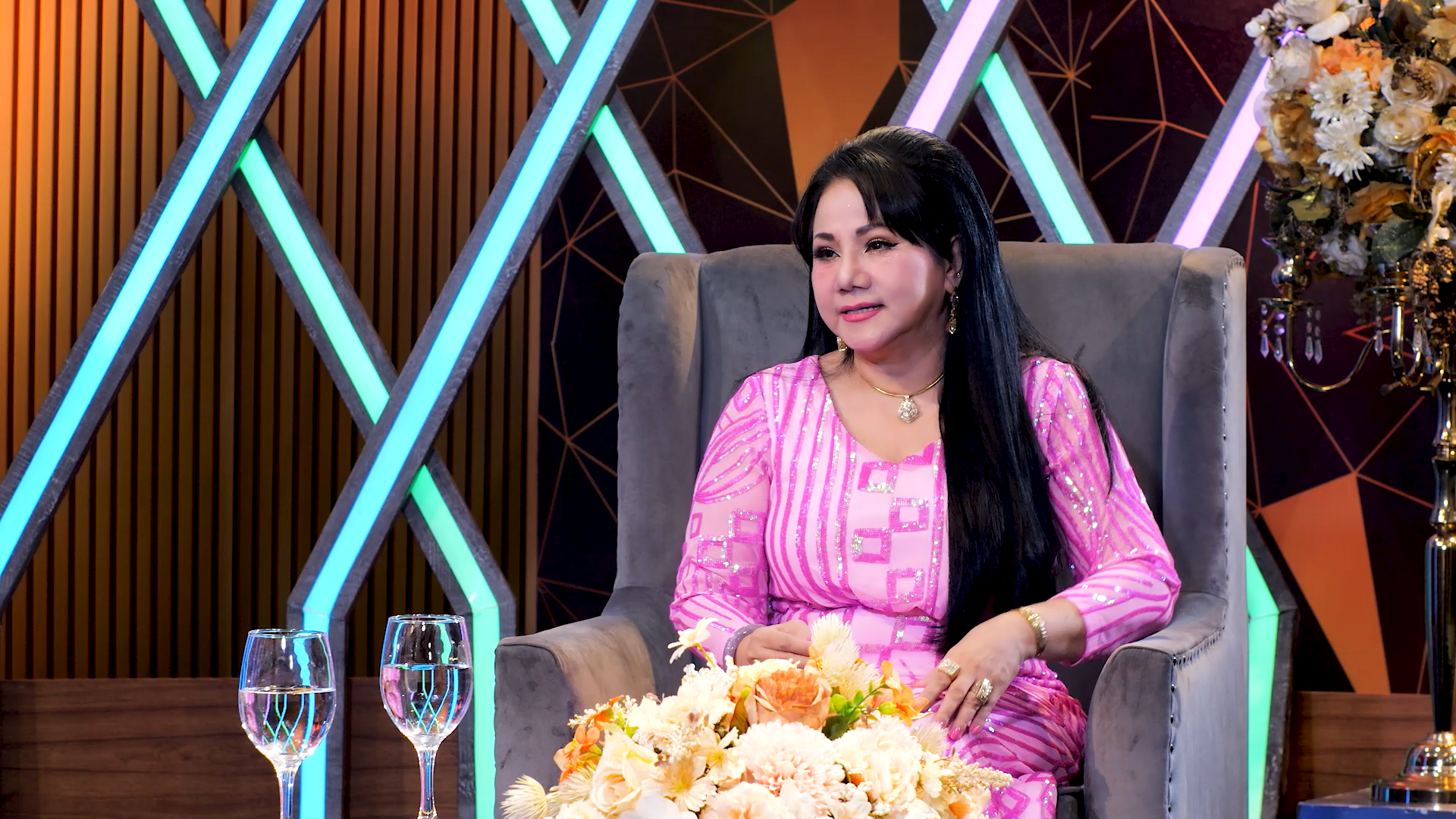 Nữ ca sĩ gánh mọi show: "Tiền mặt quá nhiều, tôi phải mua vàng tích trữ"- Ảnh 2.