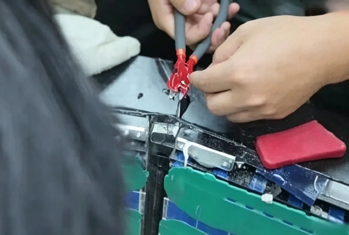 Blogger Trung Quốc dùng cưa, búa tháo dỡ pin BYD Blade thế hệ hai suốt 8 tiếng không gây cháy - Ảnh 2.
