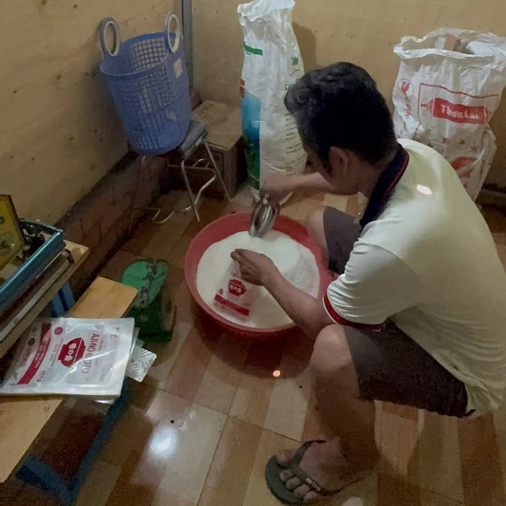 Đột kích một kho hàng, công an phát hiện đường dây sản xuất bột ngọt Ajinomoto giả, hơn 4 tấn đã tuồn ra thị trường- Ảnh 1.