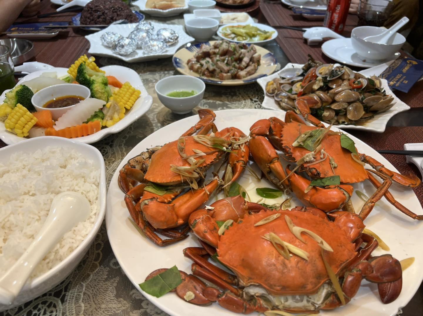 Vừa ăn hải sản xong đã đỏ mặt, nổi mẩn khắp người? Bác sĩ lên tiếng cảnh báo - Ảnh 2.
