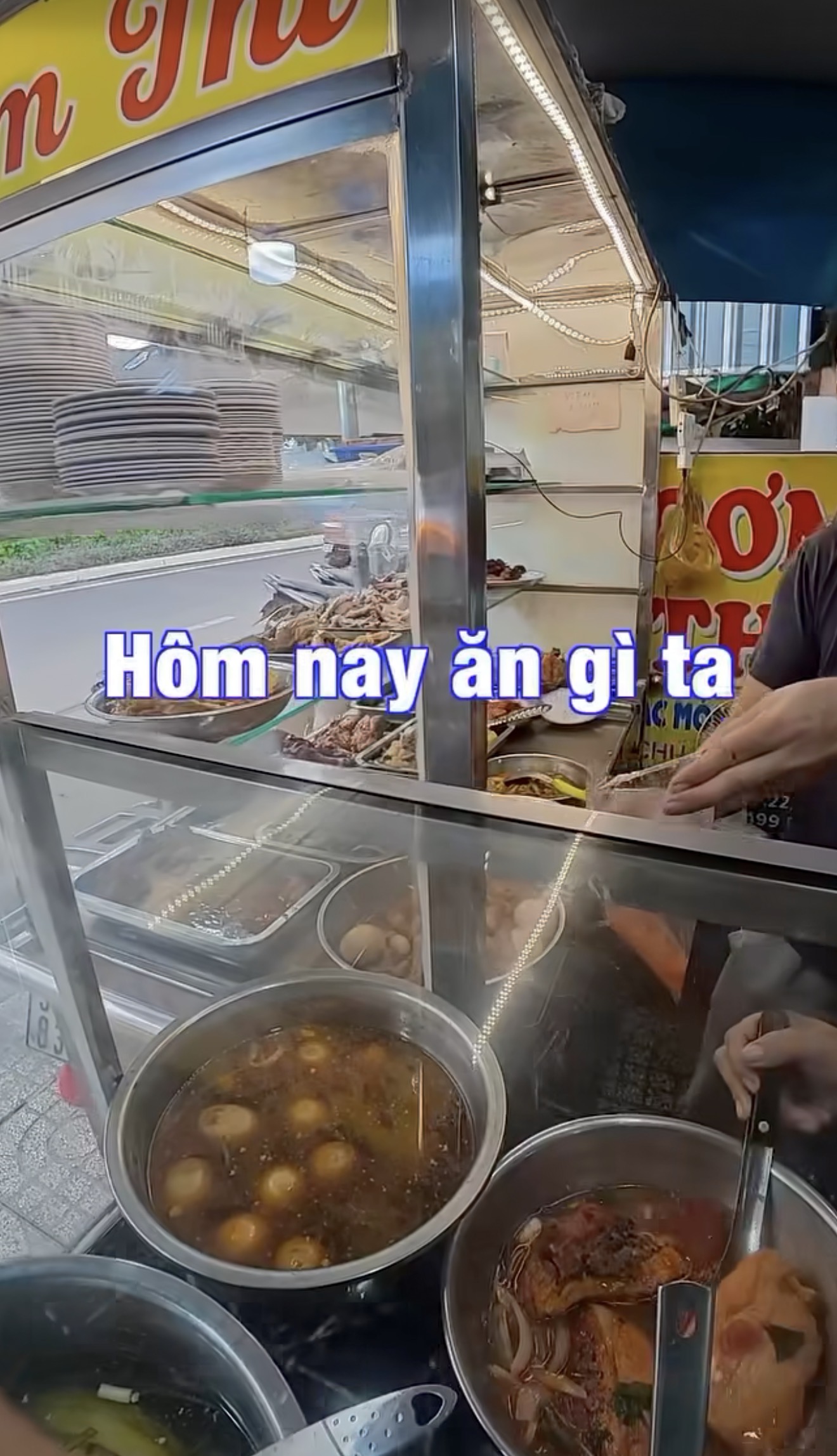 Khoe "hôm nay nhiều tiền", khách Nhật bị mâm cơm Việt 68.000 đánh gục- Ảnh 1.