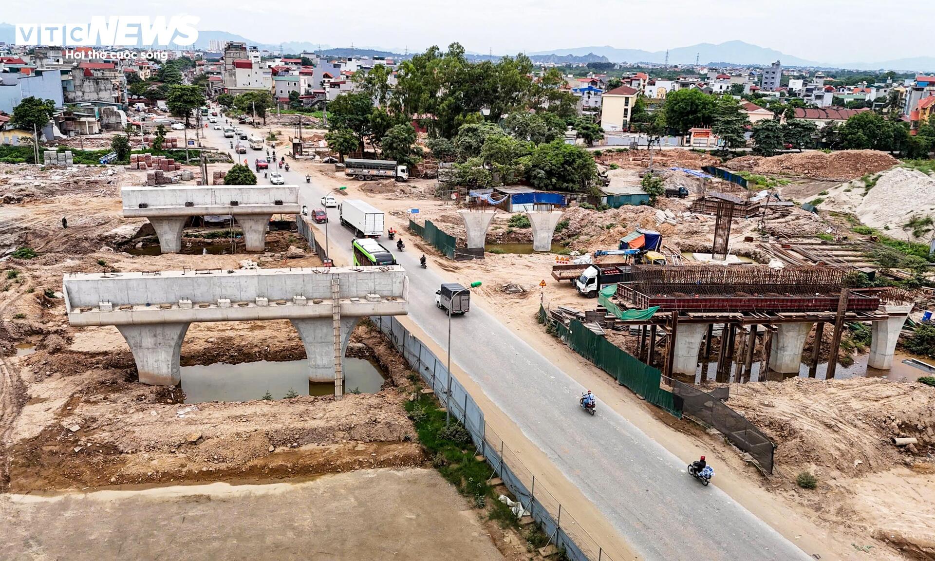Loạt trụ cầu vượt dần thành hình tại nút giao Vành đai 4 - Quốc lộ 6- Ảnh 11.