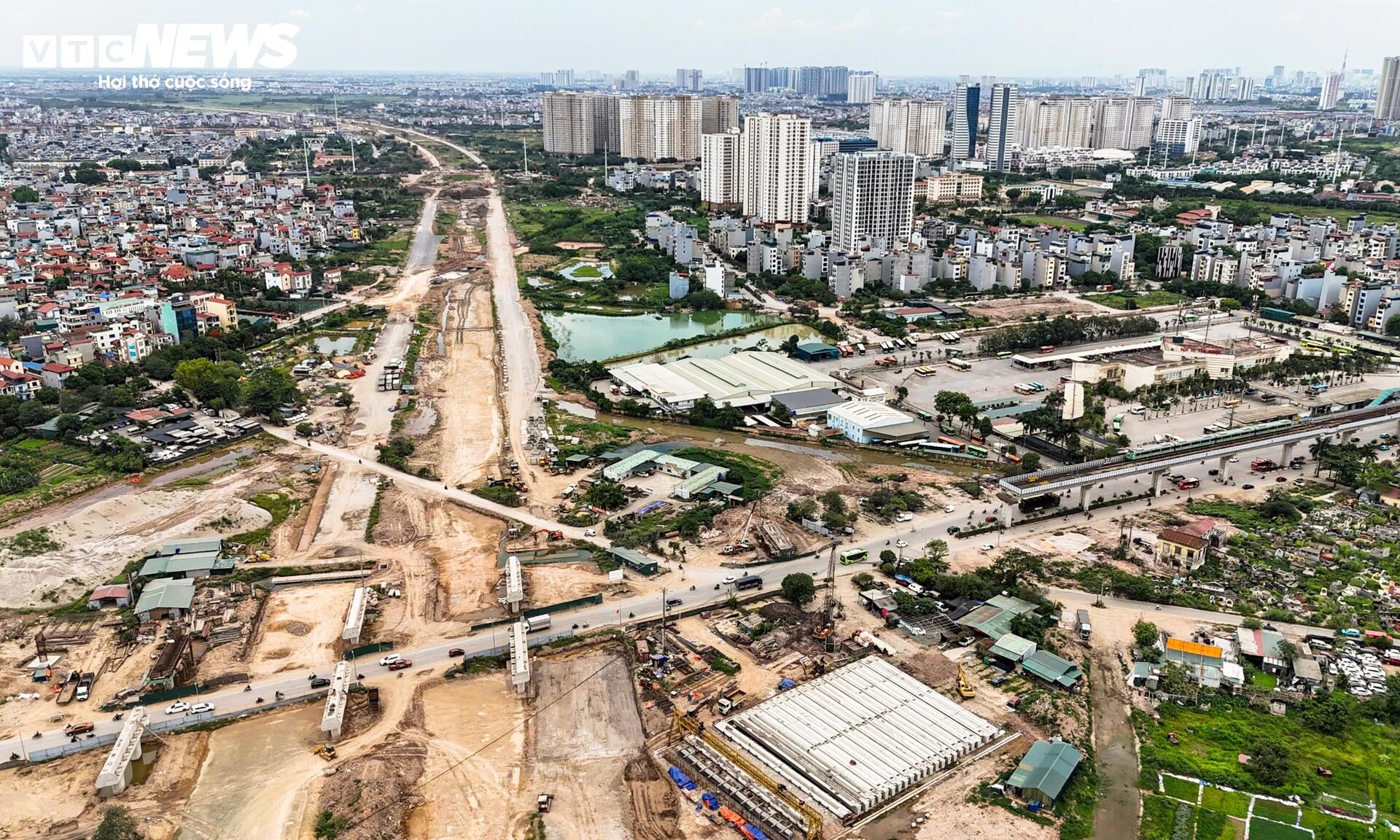 Loạt trụ cầu vượt dần thành hình tại nút giao Vành đai 4 - Quốc lộ 6- Ảnh 2.
