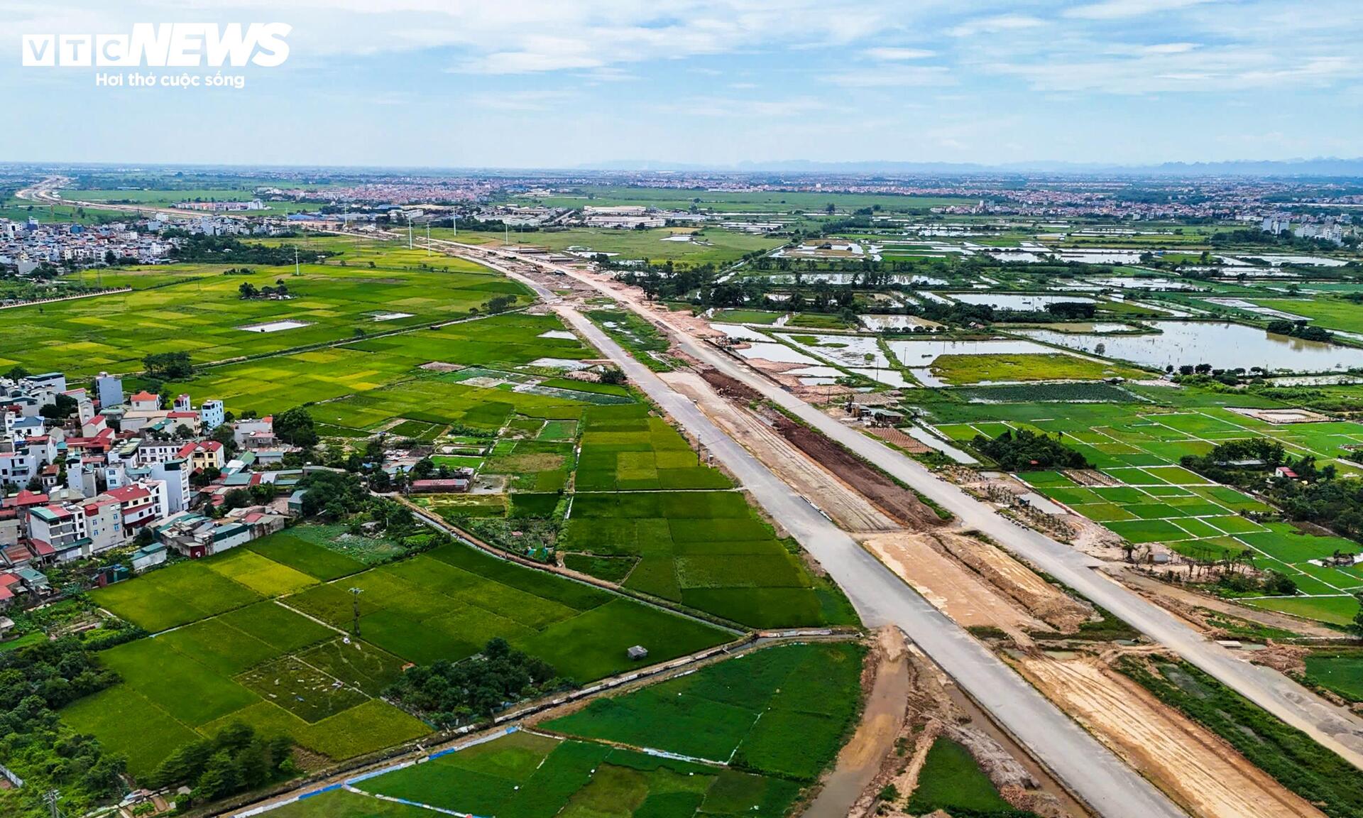 Loạt trụ cầu vượt dần thành hình tại nút giao Vành đai 4 - Quốc lộ 6- Ảnh 1.