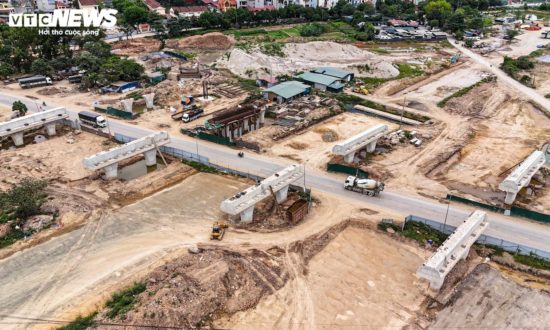 Loạt trụ cầu vượt dần thành hình tại nút giao Vành đai 4 - Quốc lộ 6- Ảnh 5.