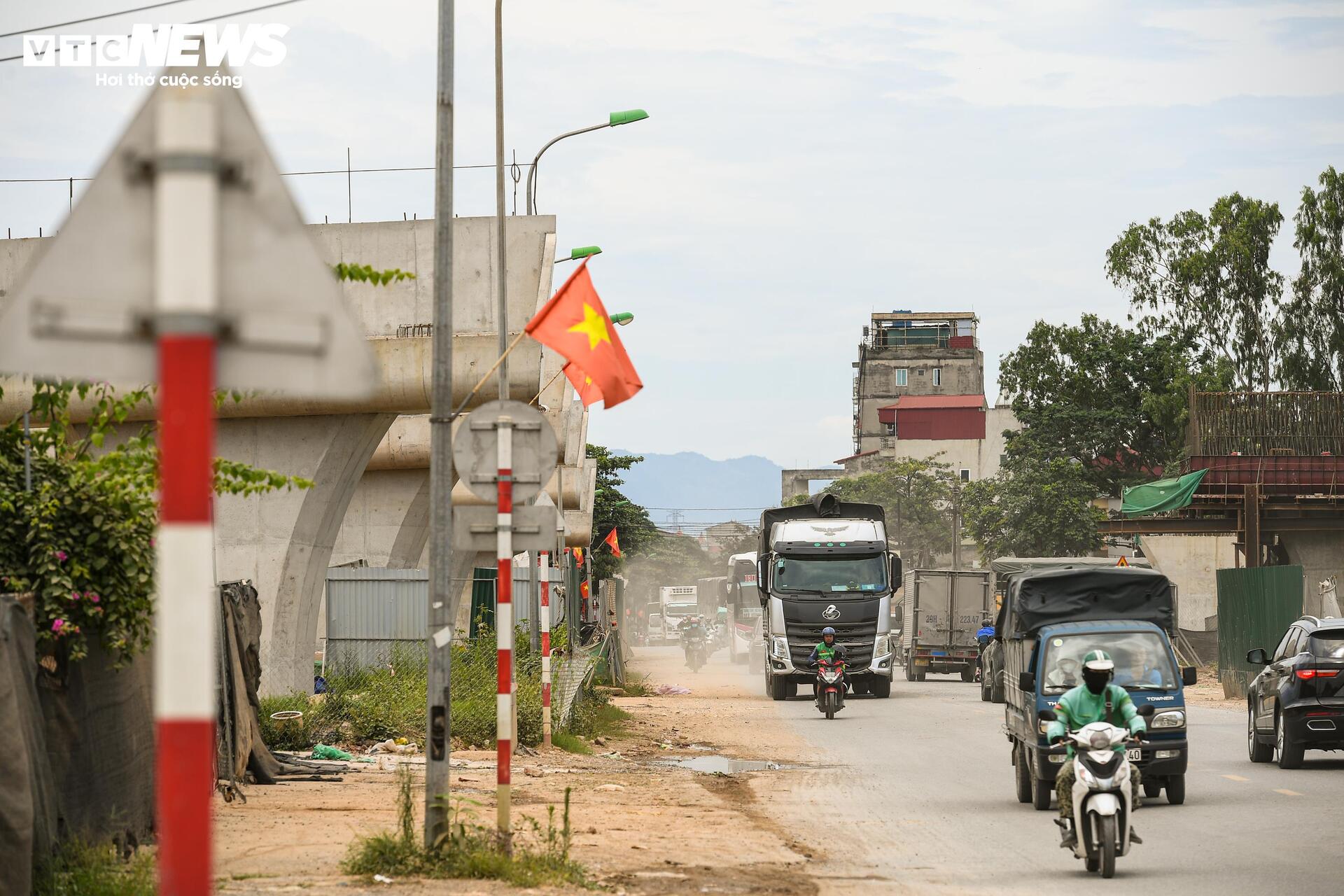 Loạt trụ cầu vượt dần thành hình tại nút giao Vành đai 4 - Quốc lộ 6- Ảnh 9.