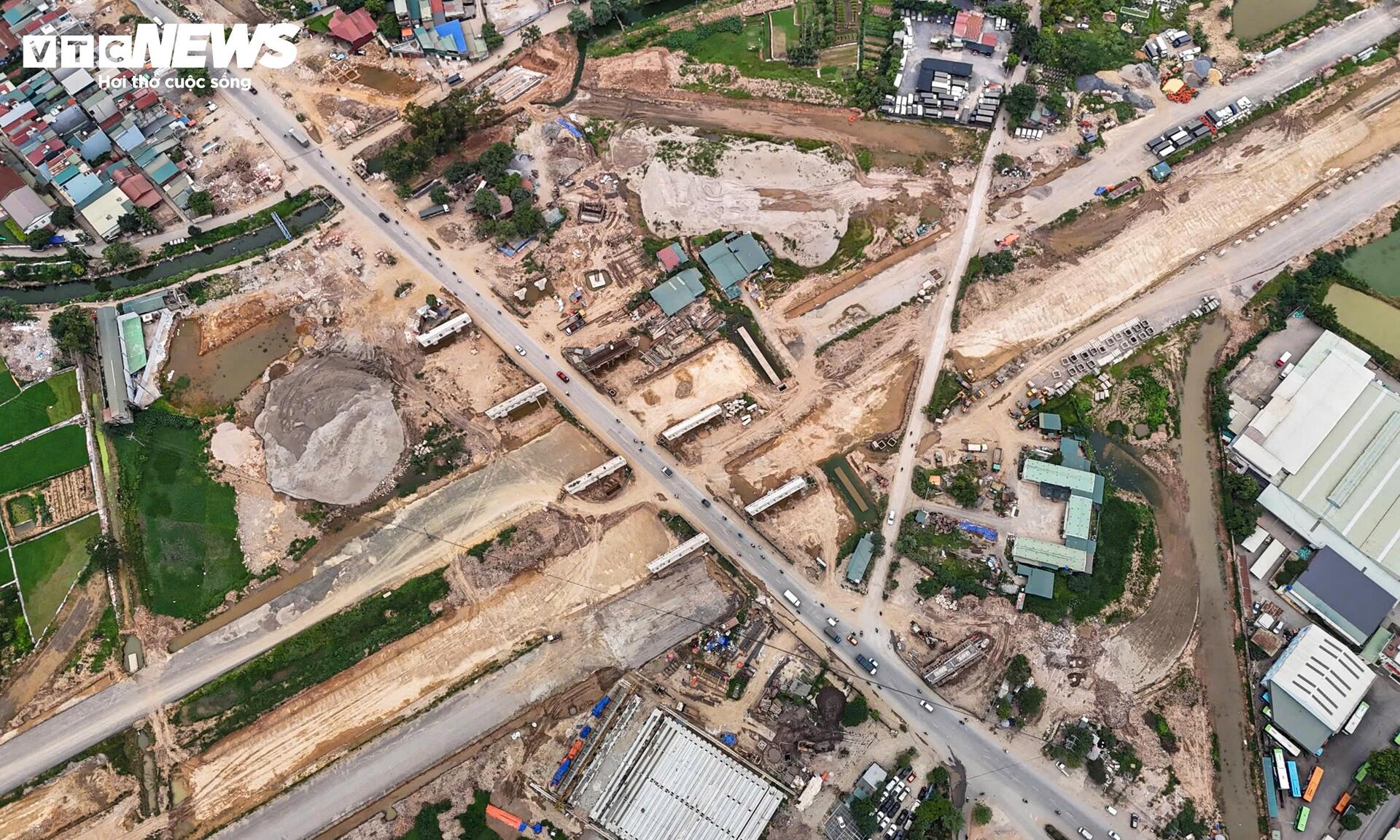 Loạt trụ cầu vượt dần thành hình tại nút giao Vành đai 4 - Quốc lộ 6- Ảnh 6.