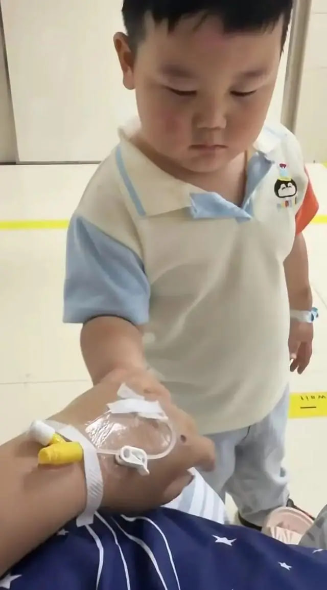 Bé trai 3 tuổi túc trực chăm mẹ sau tai nạn nghiêm trọng: Mặc dù chính bé bị nhiều vết thương đau đớn nhưng vẫn theo sát mẹ không rời- Ảnh 4.