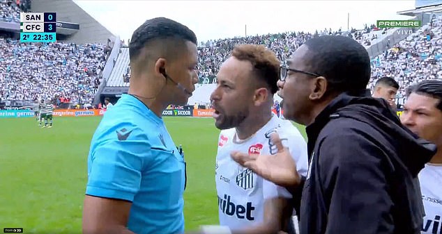 Clip Neymar nổi cơn thịnh nộ vì sai lầm khó tin của trọng tài  - Ảnh 1.