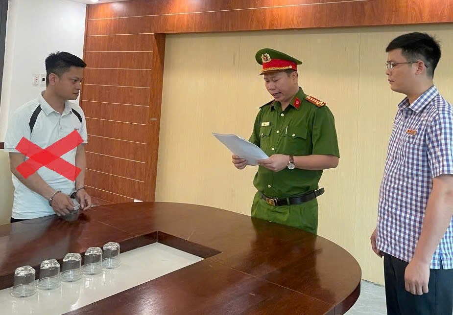 Thi hành lệnh bắt tạm giam cựu cán bộ giải phóng mặt bằng Phạm Công Sơn Bách - Ảnh 1.