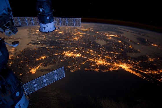 NASA âm thầm quan sát Trái đất vào ban đêm, kết quả chỉ ra "nghịch lý" không ngờ tới, đặc biệt ở châu Âu- Ảnh 1.
