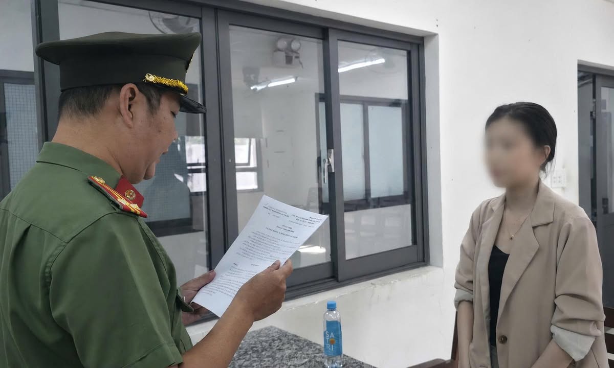 Công an TPHCM xử lý gian lận thi hộ Anh văn tại trường Đại học Văn Lang - Ảnh 1.