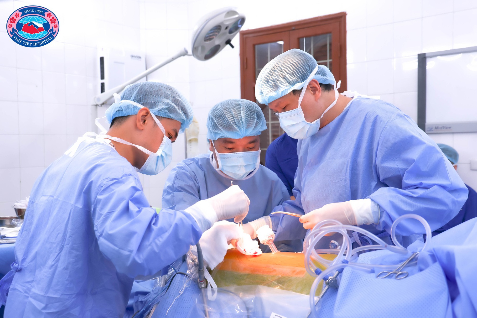 Ca ghép thận đặc biệt từ người hiến sống cao tuổi nhất Việt Nam - Ảnh 1.