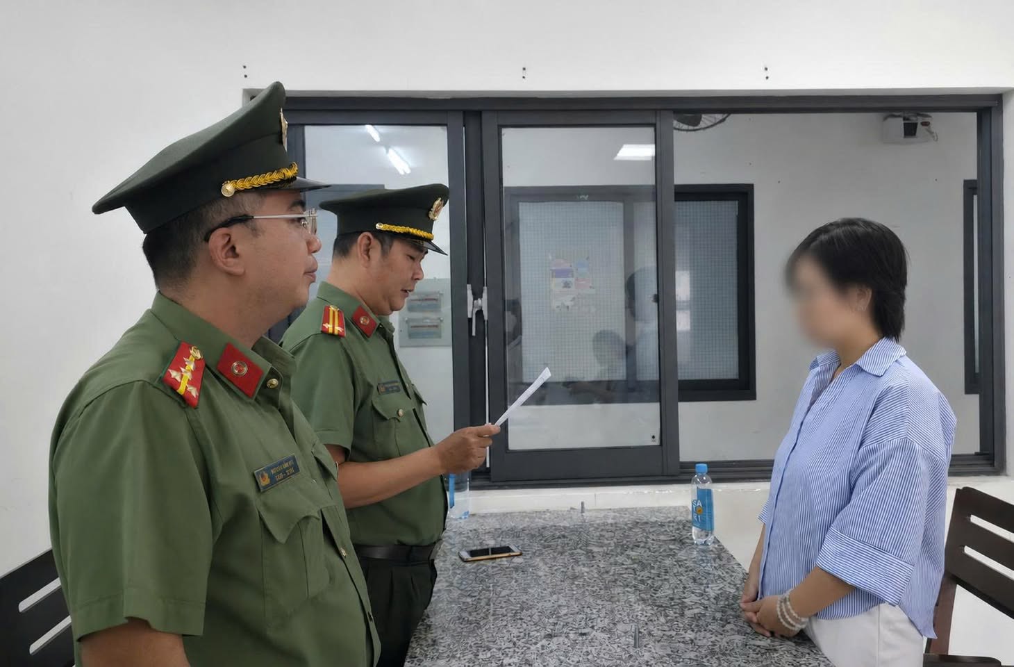 Công an TPHCM xử lý gian lận thi hộ Anh văn tại trường Đại học Văn Lang - Ảnh 2.